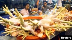 El pollo, la carne roja, algunas verduras y frutas, son productos que han incrementado su precio en Irán tras las sanciones de occidente.