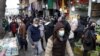 مردم در حال خرید در بازار تجریش در تهران. ۲۱ ژانویه ۲۰۲۱