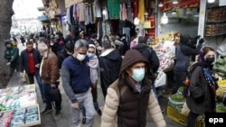 مردم در حال خرید در بازار تجریش در تهران. ۲۱ ژانویه ۲۰۲۱