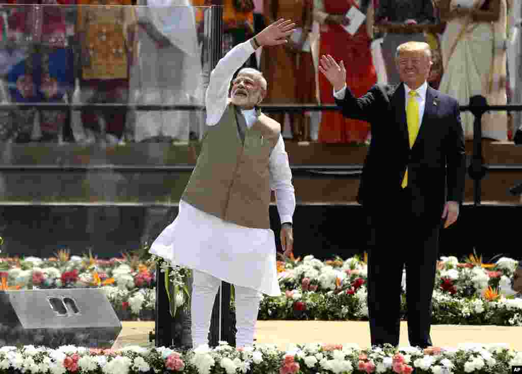 도널드 트럼프 미국 대통령과 나렌드라 모디 인도 총리가 인도 아메다바드에 위치한 &#39;사르다르 파텔&#39; 경기장에서 군중들을 향해 손을 흔들고 있다. 