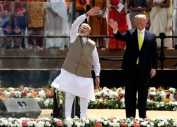 도널드 트럼프 미국 대통령과 나렌드라 모디 인도 총리가 24일 인도 아메다바드에 위치한 '사르다르 파텔' 경기장에서 군중들을 향해 손을 흔들고 있다.
