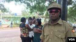 Le bureau de vote de Mulago se prépare à recevoir des électeurs, Kampala, Ouganda, 18 février 2016. (J. Craig/VOA)