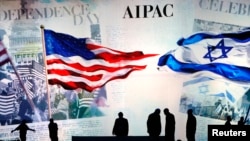 ພະນັກງານ ຈຳນວນນຶ່ງ ຈັດຕຽມ ເວທີ ສຳລັບ ກອງປະຊຸມ ປະຈຳປີ ໄລຍະ 3 ມື້ ດ້ານນະໂຍບາຍ ຂອງຄະນະກຳມະ
ການ ຮັບຜິດຊອບດ້ານມະຫາຊົນ ຊາວອາເມຣິກັນເຊື້ອ
ສາຍ ອິສຣາແອລ ຫຼື AIPAC ໃນນະຄອນຫຼວງວໍຊິງຕັນ.