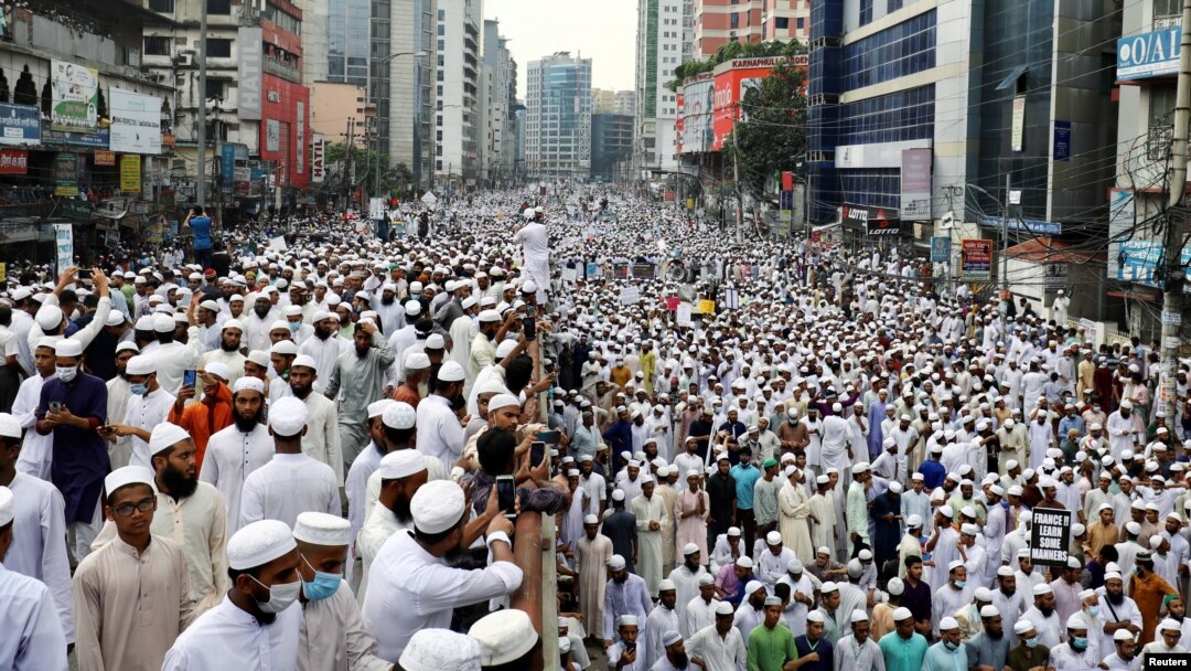 Pristalice i aktivisti islamističke partije Hefazat-e-Islam u Bangladešu marširaju ka francuskoj ambasadi zahtevajući bojkot francuskih proizvoda, 2. novembra 2020.