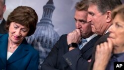 De izquierda a derecha, los senadores Susan Collins, R-Maine, Jeff Flake, R-Ariz., Joe Manchin, D-W.Va., y Jeanne Shaheen, D-N.H., durante una conferencia de prensa tras fracasar en la aprobación de una medida de protección para los dreamers.