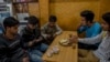 کشمیر میں انٹرنیٹ بند، خاندان باہمی رابطوں کے لیے پریشان