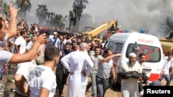 Một trưởng lão người Sunni ôm xác cháy đen bước ra khỏi một trong 2 nhà thờ Hồi giáo bị đánh bom ở Tripoli, Li băng, 23 tháng 8, 2013.