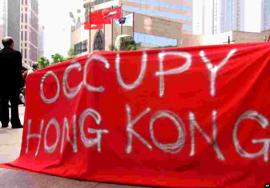 10月15日，示威者在香港发起“占领中环”行动