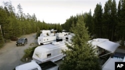 미국 와이오밍 주 옐로스톤 국립 공원에 서 있는 RV들