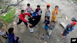 Anak-anak pengungsi Suriah bermain di Sidon, Lebanon. (AP/Mohammed Zaatari)