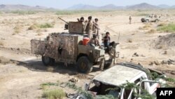 Fighters loyal to the Saudi-backed Yemeni president hold a position during a military operation against Shi'ite Houthi rebels and their allies in the coastal district of Dhubab, Jan. 7, 2017.