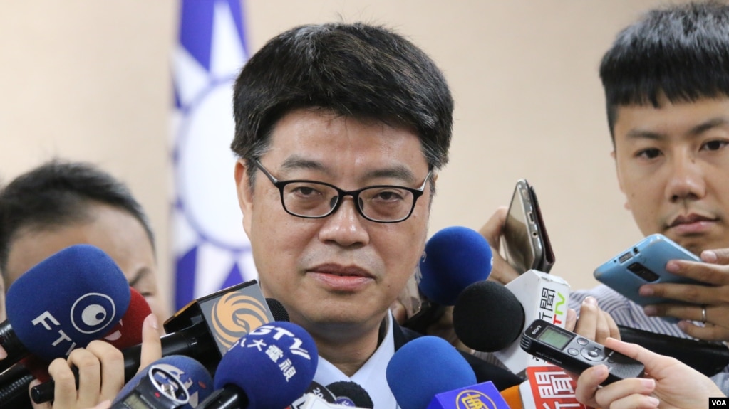 陆委会副主委兼发言人邱垂正星期一（28日）在立法院接受媒体采访(美国之音杨明摄）