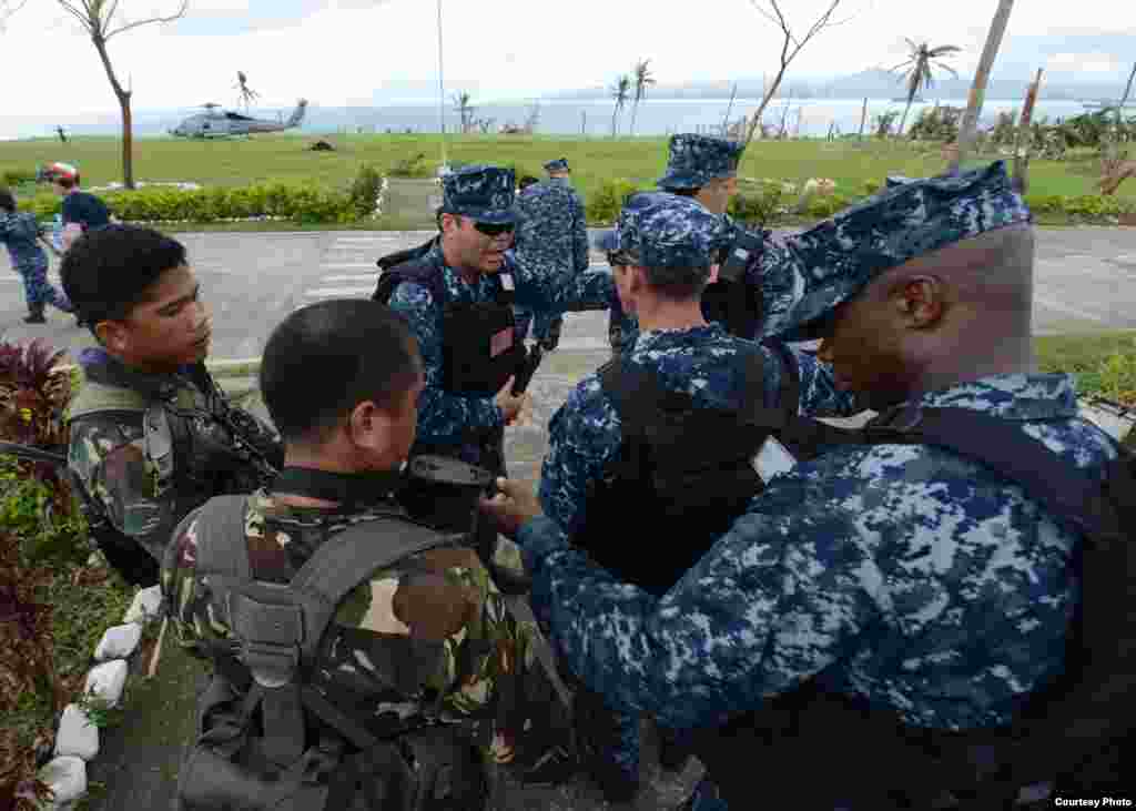 Sailors from the USS Mustin work with Armed Forces of the Philippines members in support of Operation Damayan, Ormoc City, Philippines, Nov. 17, 2013. (U.S. Navy)