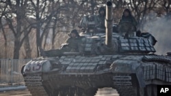 Phiến quân thân Nga trên xe tăng bên ngoài thị trấn Luhansk, Ukraine, ngày 21/2/2015.