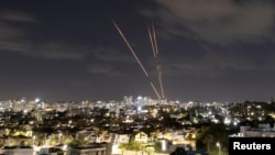 Sistem Kubah anti-rudal milik Israel mencegat sejumlah roket yang ditembakkan Iran dalam foto yang diambil dari Ashkelon, Israel, pada 1 Oktober 2024. (Foto: Reuters/Amir Cohen)