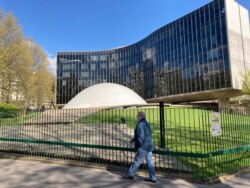 The French Communist Party headquarters in northeastern Paris, designed by leading Brazilian architect Oscar Niemeyer in 1965, when the party was a major player in French political life. (Lisa Bryant/VOA)