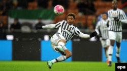 Mario Lemina de Juventus en action lors du deuxième match de demi-finale de la coupe de l'Italie de football entre l'Inter FC et la Juventus FC au stade Giuseppe Meazza à Milan, Italie, 02 mars 2016. epa/ DANIELE MASCOLO