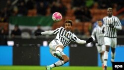 Mario Lemina de Juventus en action lors du deuxième match de demi-finale de la coupe de l'Italie de football entre l'Inter FC et la Juventus FC au stade Giuseppe Meazza à Milan, Italie, 02 mars 2016. epa/ DANIELE MASCOLO