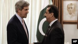 Wakilin A Majalisar Dattijan Amurka John Kerry,yake hanu da PM Pakistan Yusuf Reza Gelani.