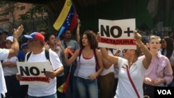 Anti-government demonstrators stage a massive protest in Caracas to press Venezuelan leader Nicolás Maduro for free elections, respect for the National Assembly and the return of other democratic norms, April 19, 2017. (A. Algarro/VOA)