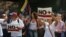 Anti-government demonstrators stage a massive protest in Caracas to press Venezuelan leader Nicolás Maduro for free elections, respect for the National Assembly and the return of other democratic norms, April 19, 2017. (A. Algarro/VOA)