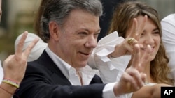 Tổng thống Colombia Juan Manuel Santos ra dấu hiệu hình chữ V (chiến thắng) sau khi bỏ phiếu trong cuộc trưng cầu dân ý hôm 2/10. 