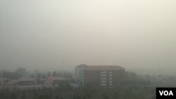 京津冀地區再陷霧霾重污染。圖為當天北京南郊一院落。 （美國之音葉兵拍攝）