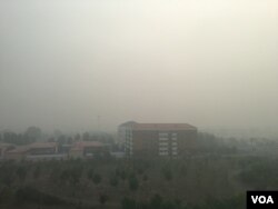2016年10月14日上午，京津冀地区再陷雾霾重污染。图为当天北京南郊一院落。（美国之音叶兵拍摄）