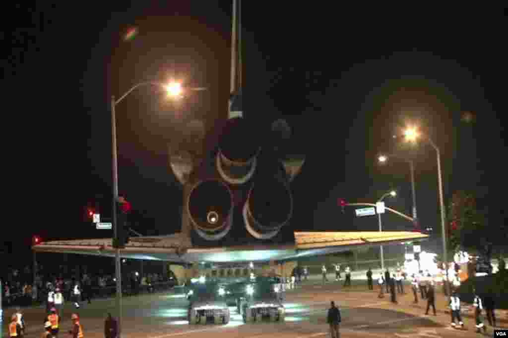 奋进号在街灯之间逡巡