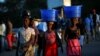 Des femmes portent des paniers avec des produits alimentaires sur la tête dans un marché de Blantyre, au Malawi, le 10 juillet 2017. Photo REUTERS / Siphiwe Sibeko