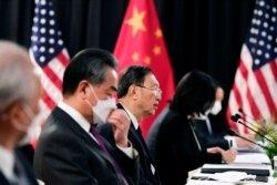 Yang Jiechi (C), director de la Oficina de la Comisión Central de Asuntos Exteriores de China y Wang Yi (2do L), Consejero de Estado y Min. de Relaciones Exteriores chino, hablan con sus homólogos estadounidenses en Alaska, el 18 de marzo de 2021.