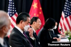 Yang Jiechi (C), director de la Oficina de la Comisión Central de Asuntos Exteriores de China y Wang Yi (2do L), Consejero de Estado y Min. de Relaciones Exteriores chino, hablan con sus homólogos estadounidenses en Alaska, el 18 de marzo de 2021.