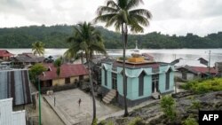 Foto yang diambil pada tanggal 5 Juli 2024 ini menunjukkan pemandangan umum sebuah masjid di desa perantau laut Bajau di Pulau Papan di Sulawesi.