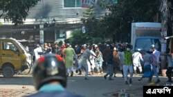 ঢাকার একটি মসজিদের কাছে জুমার নামাজের পর বিক্ষোভ চলাকালীন বিক্ষোভকারীরা পুলিশের দিকে পাথর ছুঁড়ে মারে। ১৫ অক্টোবর ২০২১। (ছবি-এএফপি/ মনির-উজ-জামান)