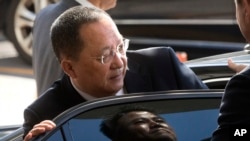 Menteri Luar Negeri Korea Utara Ri Yong Ho bergegas masuk ke sebuah mobil di Bandara Internasional Beijing, China, 19 September 2017. (Foto: dok).