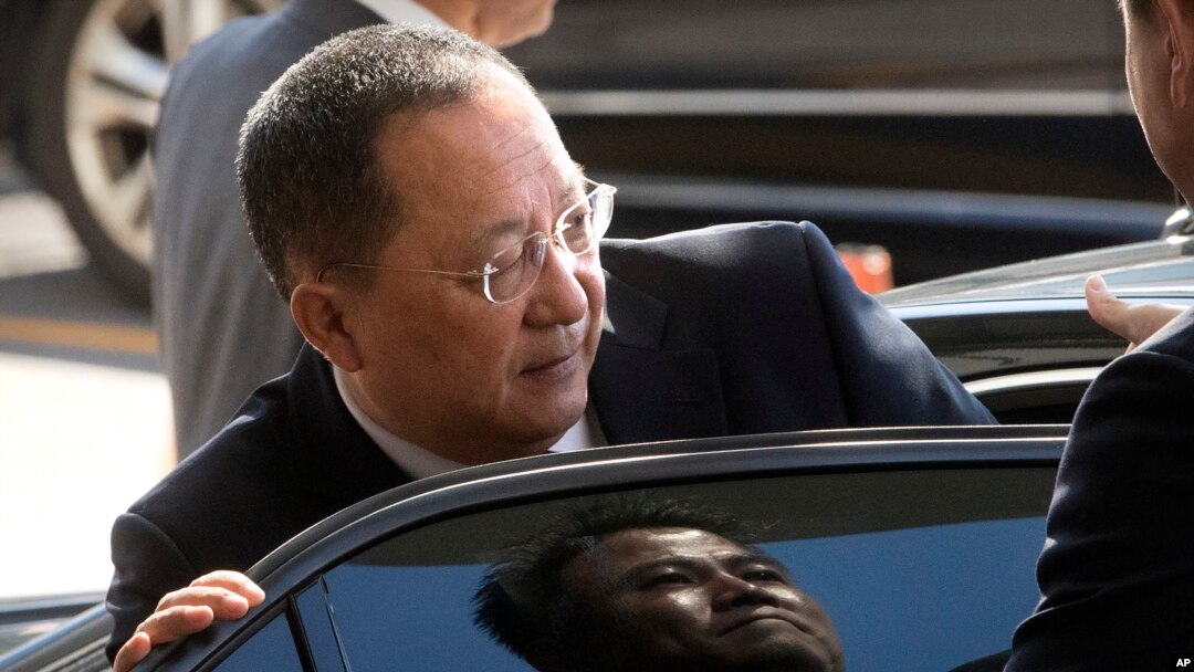 Menteri Luar Negeri Korea Utara Ri Yong Ho bergegas masuk ke sebuah mobil di Bandara Internasional Beijing, China, 19 September 2017. (Foto: dok).