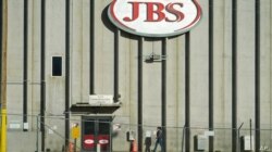 El gigante empacador de carne JBS dijo que su planta canadiense de carne de res ya había reanudado la producción y que el ataque no afectó sus operaciones en México o Gran Bretaña.