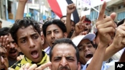 Protesters shout slogans during a demonstration to demand the ouster of Yemen's President Saleh in the southern city of Taiz, April 14, 2011