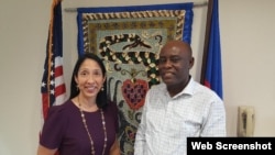 Anbasadè Ameriken ann Ayiti, Michele Sison (agoch) ki te rankontre ak responsab Rezo Nasyonal Defans Dwa Ayisyen (RNDDH) Pierre Esperance (adwat). Foto: Paj Twitter Anbasad Etazini ann Ayiti. 