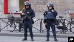 Policiers à Paris le 3 février 2017. (AP/Thibault Camus)