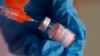 Seorang petugas kesehatan menyiapkan dosis vaksin COVID-19 Pfizer yang disiapkan untuk anak-anak di sebuah klinik vaksinasi di Lawrence, Massachusetts, pada 29 Desember 2021. (Foto: AP/Charles Krupa)