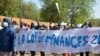Des manifestants marchent avec une banderole pour protester contre la loi de finances 2018, à Niamey, Niger, le 14 janvier 2018. (AFP / BOUREIMA HAMA)
