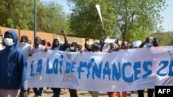 Des manifestants marchent avec une banderole pour protester contre la loi de finances 2018, à Niamey, Niger, le 14 janvier 2018. (AFP / BOUREIMA HAMA)