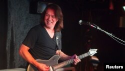 Guitarist Eddie Van Halen performs during a private Valen Halen show to announce the band's upcoming tour at Cafe Wha? in New York January 5, 2012. REUTERS/Lucas Jackson (UNITED STATES - Tags: ENTERTAINMENT)
