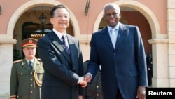 Primeiro-ministro chinês Wen Jiaobao, com José Eduardo dos Santos em Luanda