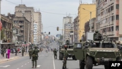 À Maputo, une centaine de manifestants marchaient vers une place du centre de la capitale en criant des slogans tels que "Le Frelimo dehors".