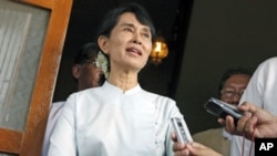 Myanmar pro-democracy leader Aung San Suu Kyi talks to reporters after meeting with U.S. Senator John McCain (R-AZ) at her home in Yangon June 2, 2011 (file photo)