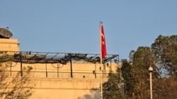 Bendera Turki tergantung di tiang di Kedutaan Besar Turki di Damaskus, 14 Desember 2024. (Bakr ALKASEM / AFP)