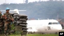 Des Casques bleus attendent l'arrivée de l'ancien secrétaire général à Goma, en RDC, le 23 mai 2013.