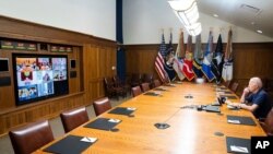 تصویری که کاخ سفید از نشست مجازی جو بایدن، رئیس جمهوری آمریکا با تیم امنیت ملی خود درباره وقایع افغانستان، در روز دوشنبه منتشر کرد